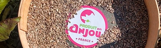 Logo de Produit en Anjou dans un tamis rempli de graines