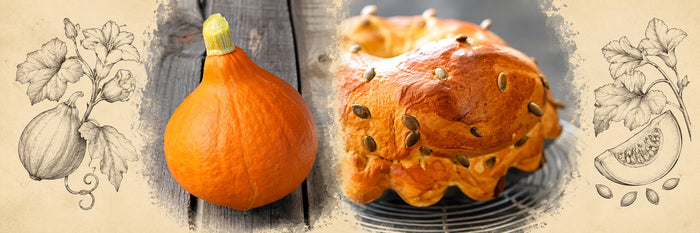 Potimarron orange sur une planche, puis brioche au potimarron parsemée de graines de courge