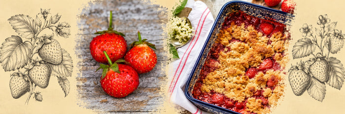Fraises fraîches, puis crumble fraise rhubarbe dans un plat bleu, avec des fleurs de sureau