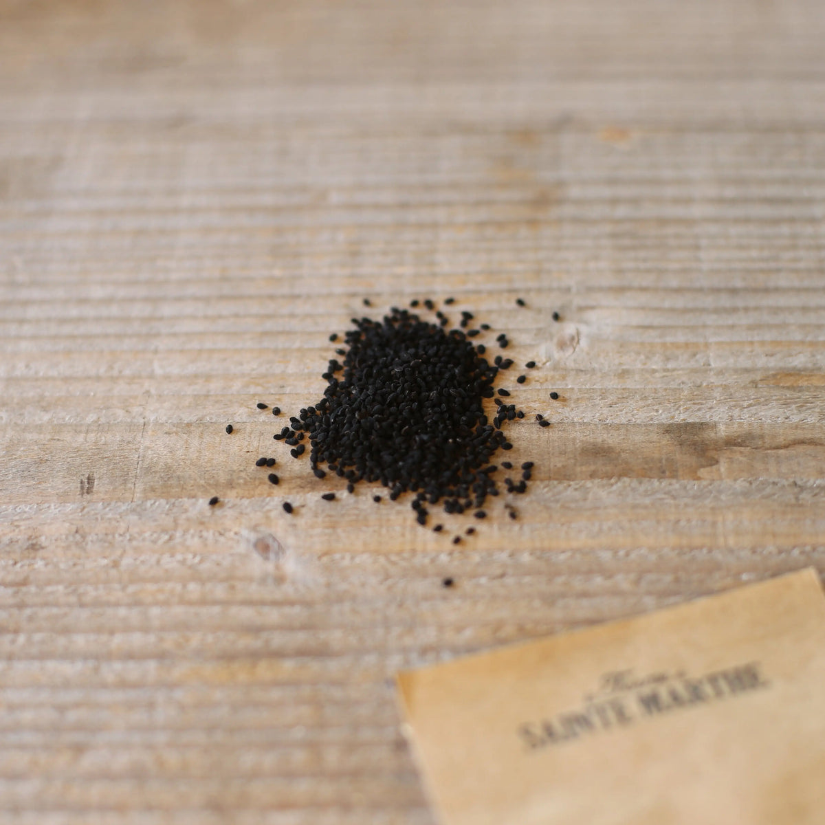 Graines de nigelle de damas blanche à capsule rouge bio – La Ferme de Sainte Marthe